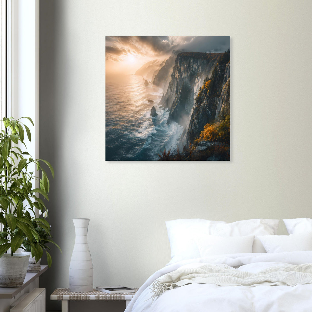 Poster mit Meeresklippen, brechenden Wellen und warmem Licht über dem Wasser