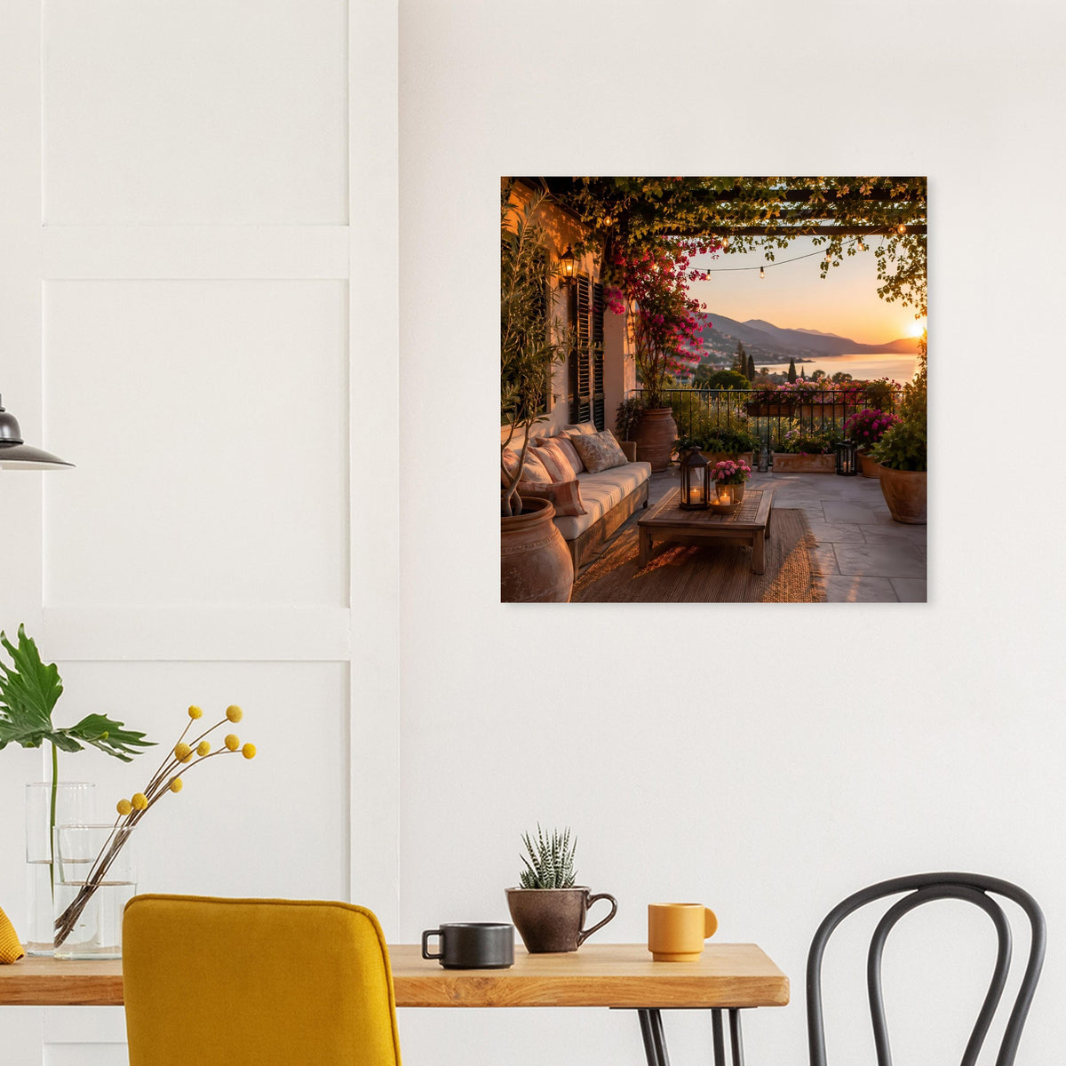 Poster im Querformat mit mediterraner Terrasse bei Sonnenuntergang, Balkon mit warmen Lichtern und Blumen