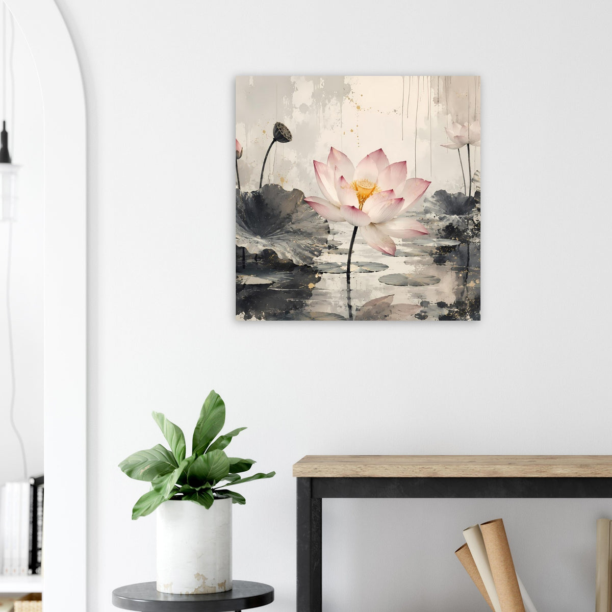 Zen-Poster mit rosa Lotusblüte auf grauem Seerosenteich, zarte Farbspritzer und Wellen
