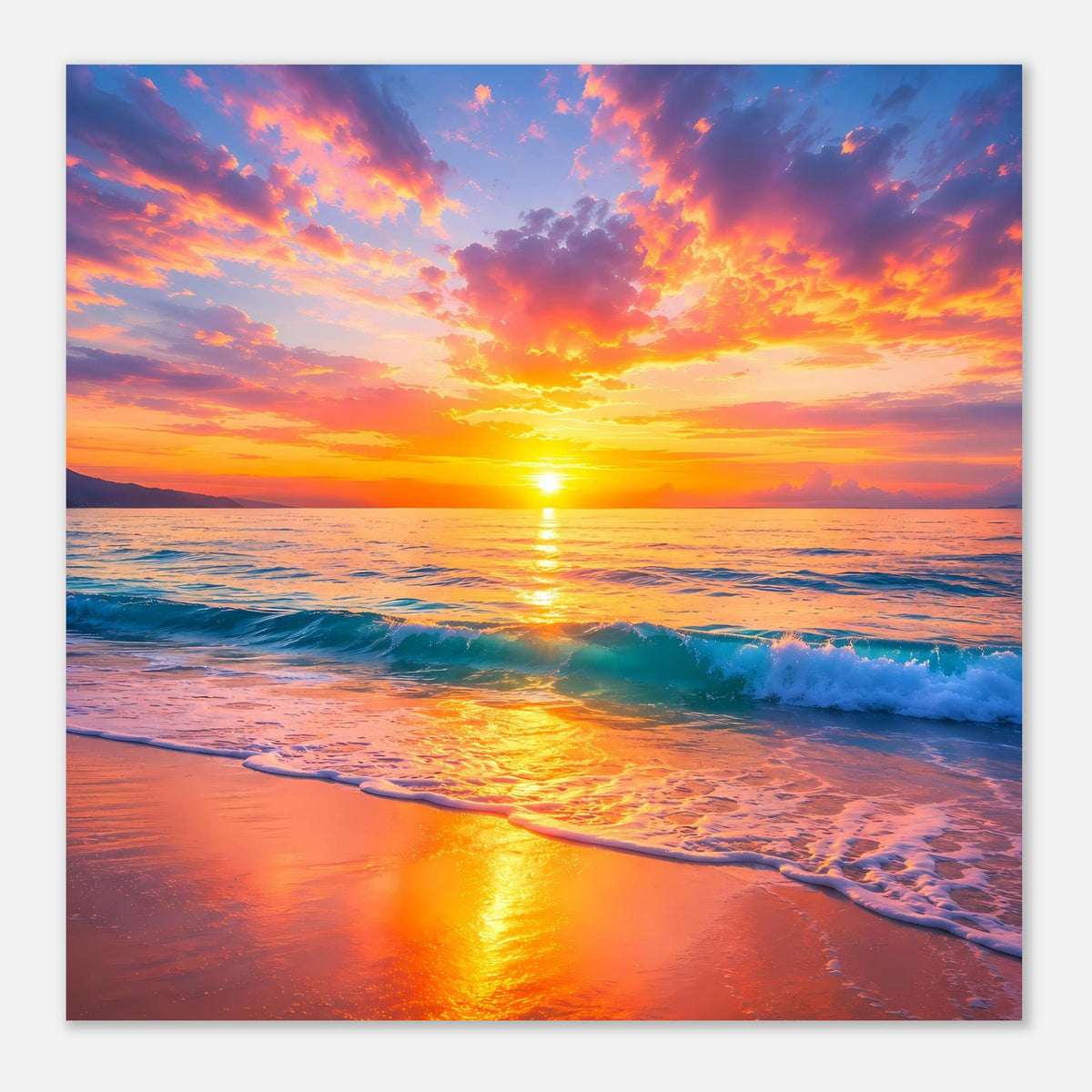 Quadratisches Strandposter mit Sonnenuntergang über dem Meer, goldener Reflex auf nassem Sand