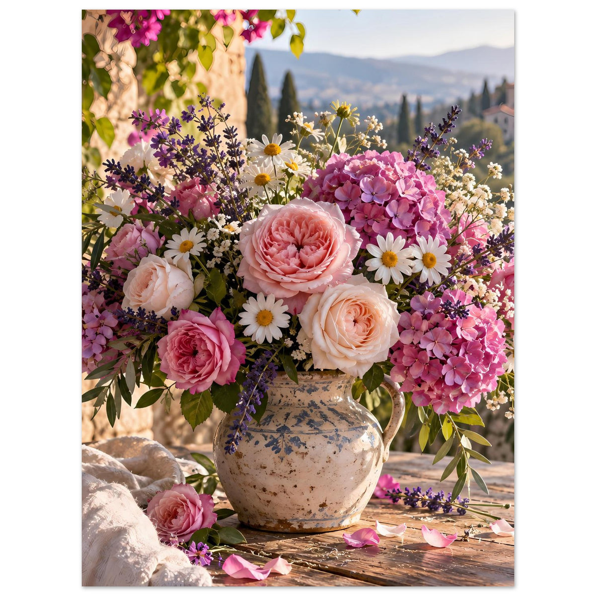 Blumenposter mit buntem Strauß in Keramikvase auf Holztisch