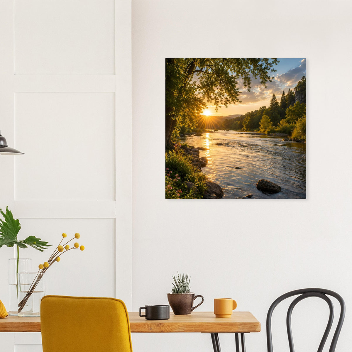 Naturposter mit Flusslandschaft, Sonne am Horizont und goldenen Spiegelungen im Wasser