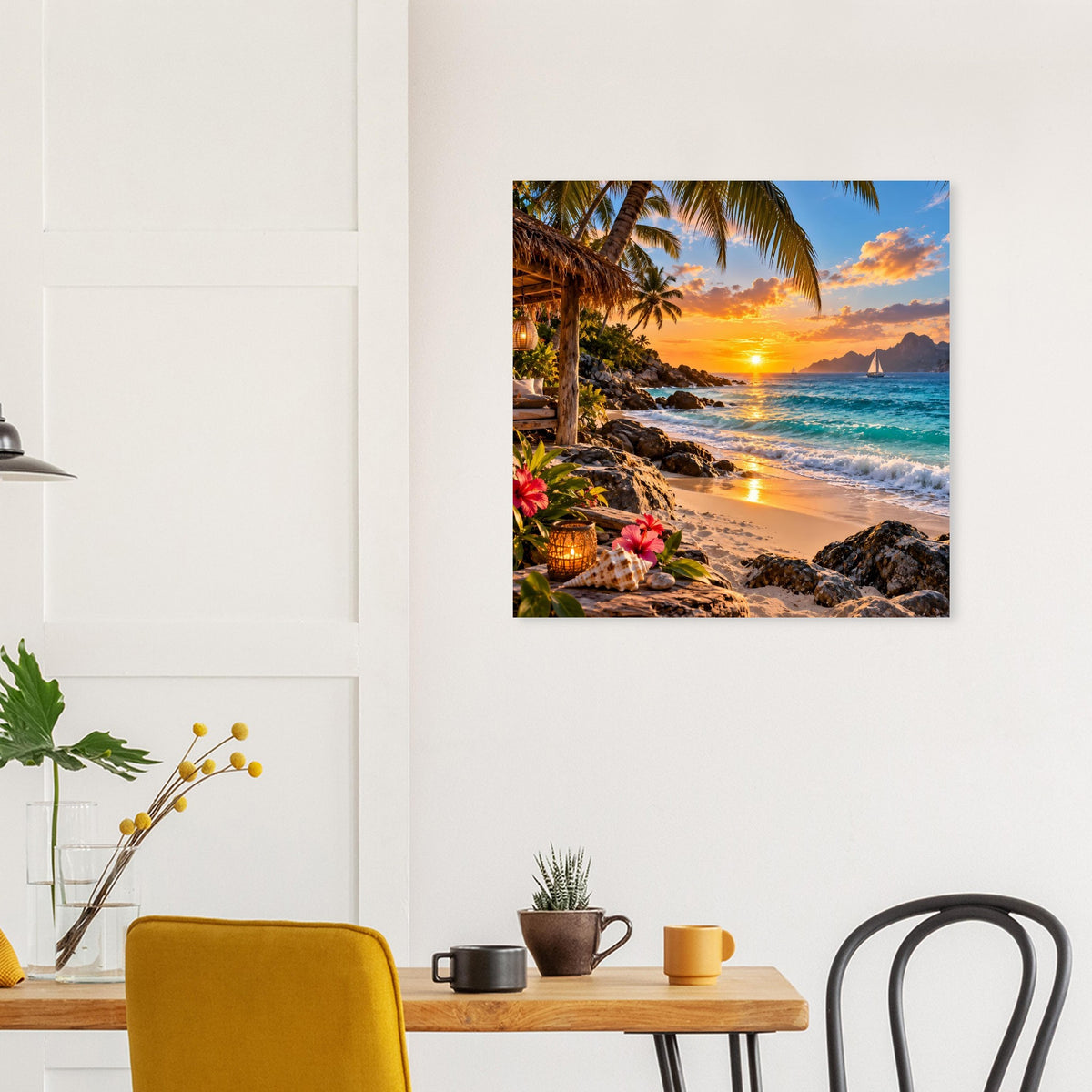 Quadratisches Poster mit tropischem Strand bei Sonnenuntergang, Palmen, Meer und Felsvorsprung