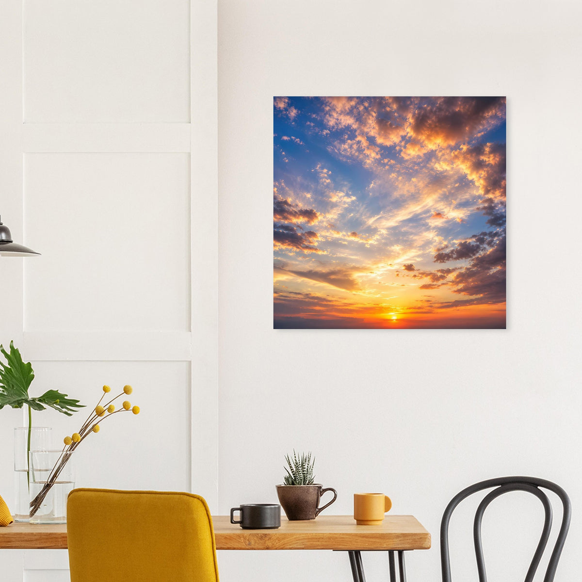 Wandposter mit Sonnenuntergangshimmel, blau-orange Wolken und Sonne am Horizont