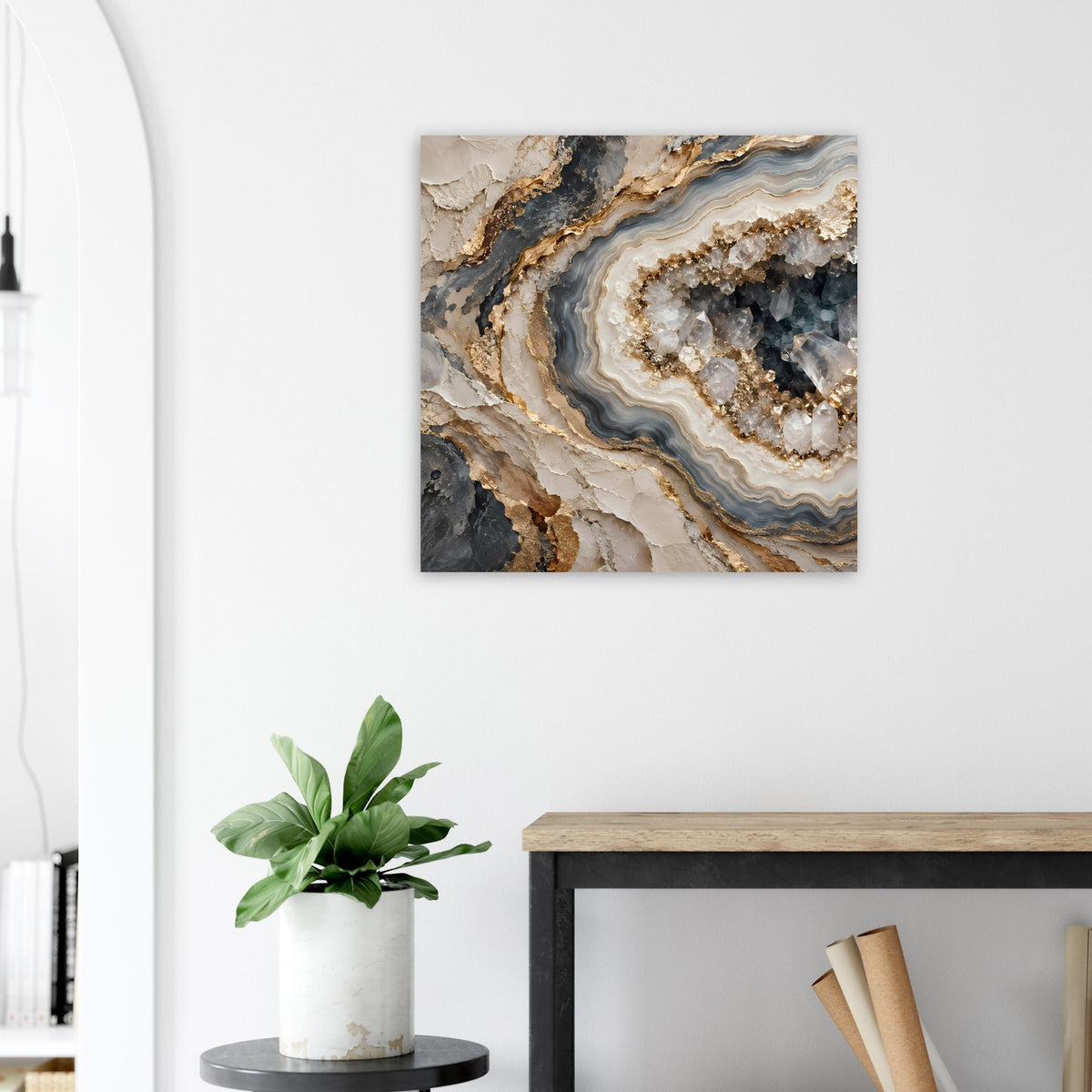 Poster mit geodenartigen Lagen in Creme, Rauchgrau und goldfarbenen Verläufen