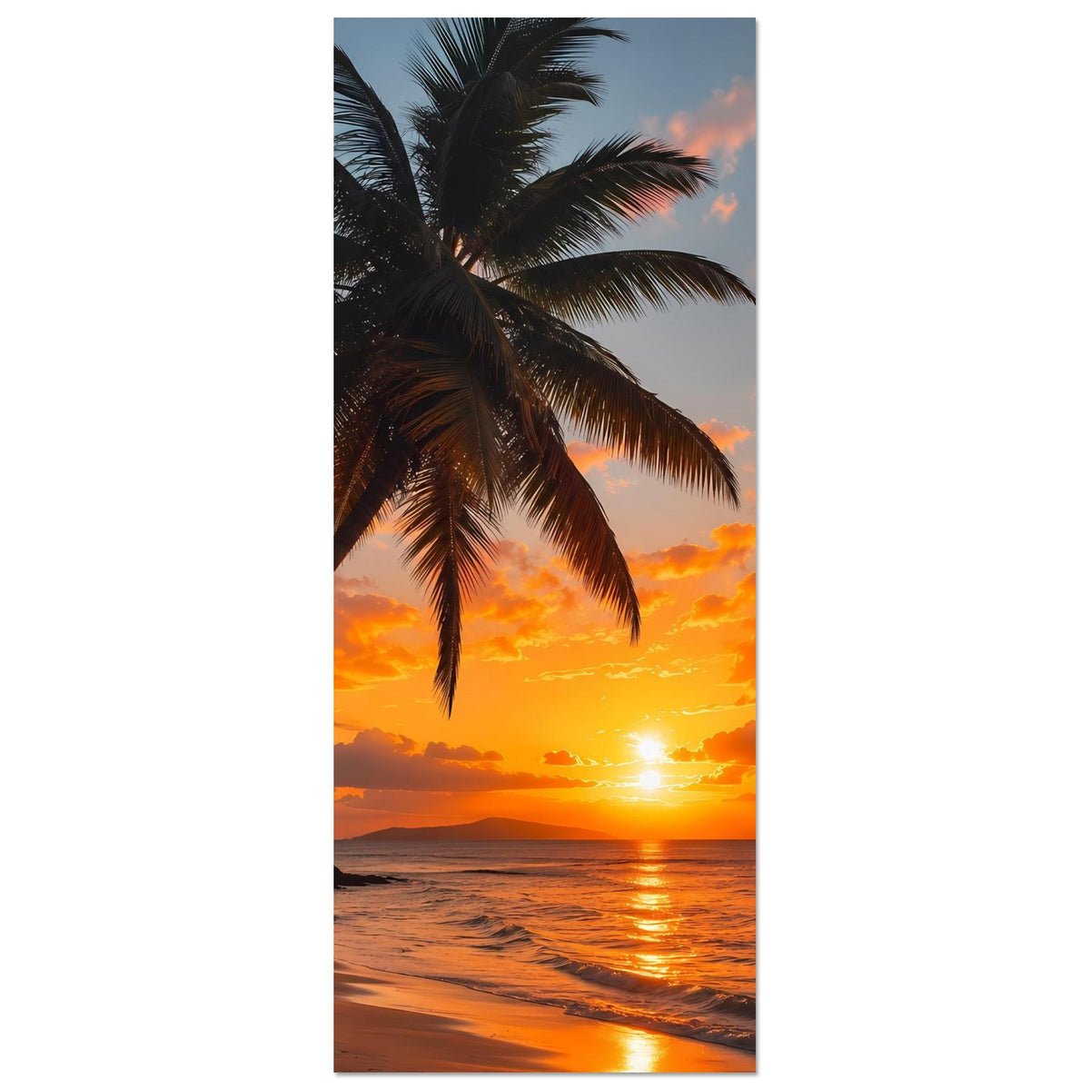 Vertikales Poster mit Palmen, Strand und Sonnenuntergang über dem Horizont
