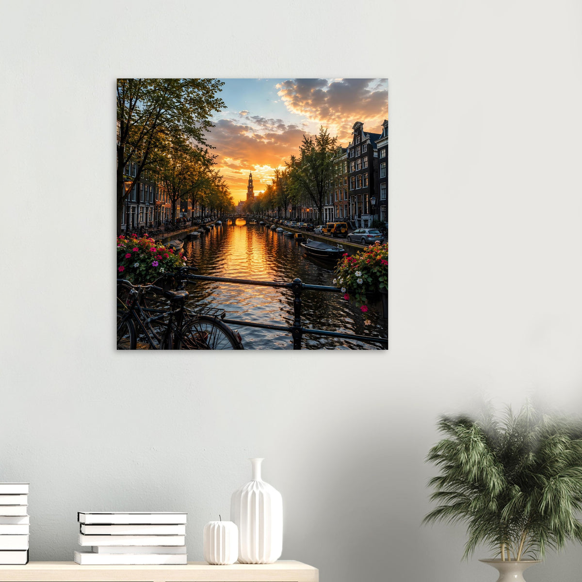 Poster mit goldenem Sonnenuntergang über dem Kanal, Bäume, Häuserzeile und Blumen am Ufer