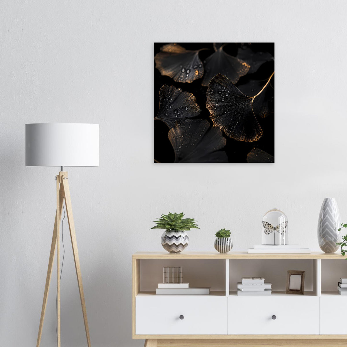 Quadratisches Poster mit schwarzen Ginkgo-Blättern und goldenen Akzenten im schwarzen Rahmen