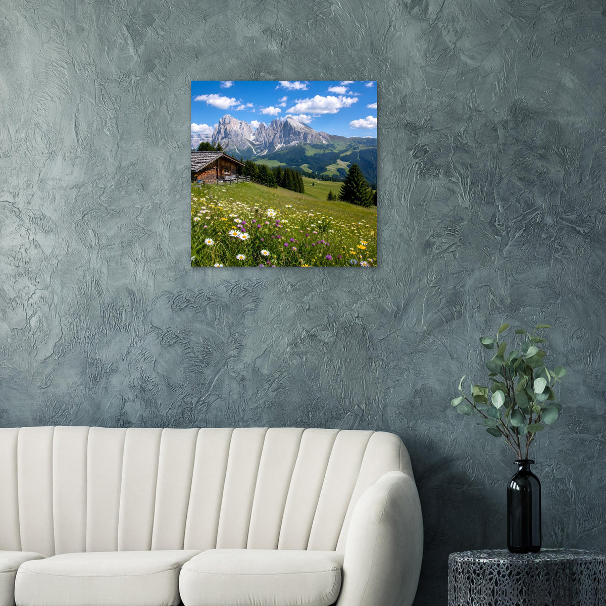 Quadratisches Alpenpanorama-Poster mit Bergkette, Blumenwiese und blauem Himmel