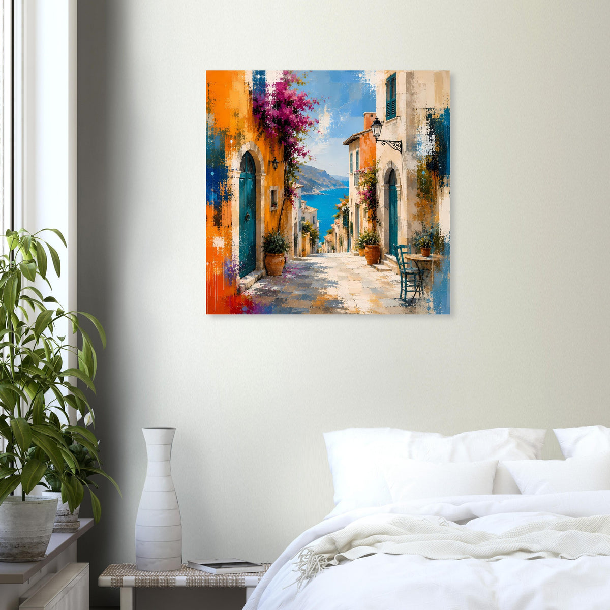Mediterranes Straßen-Poster mit Gassenblick, Bögen, Bank und Kübelpflanzen in Blau/Orange