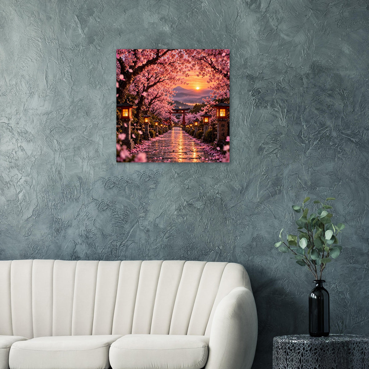 Quadratisches Poster mit Kirschblütenallee und goldenem Abendhimmel, warme Lichtlaternen