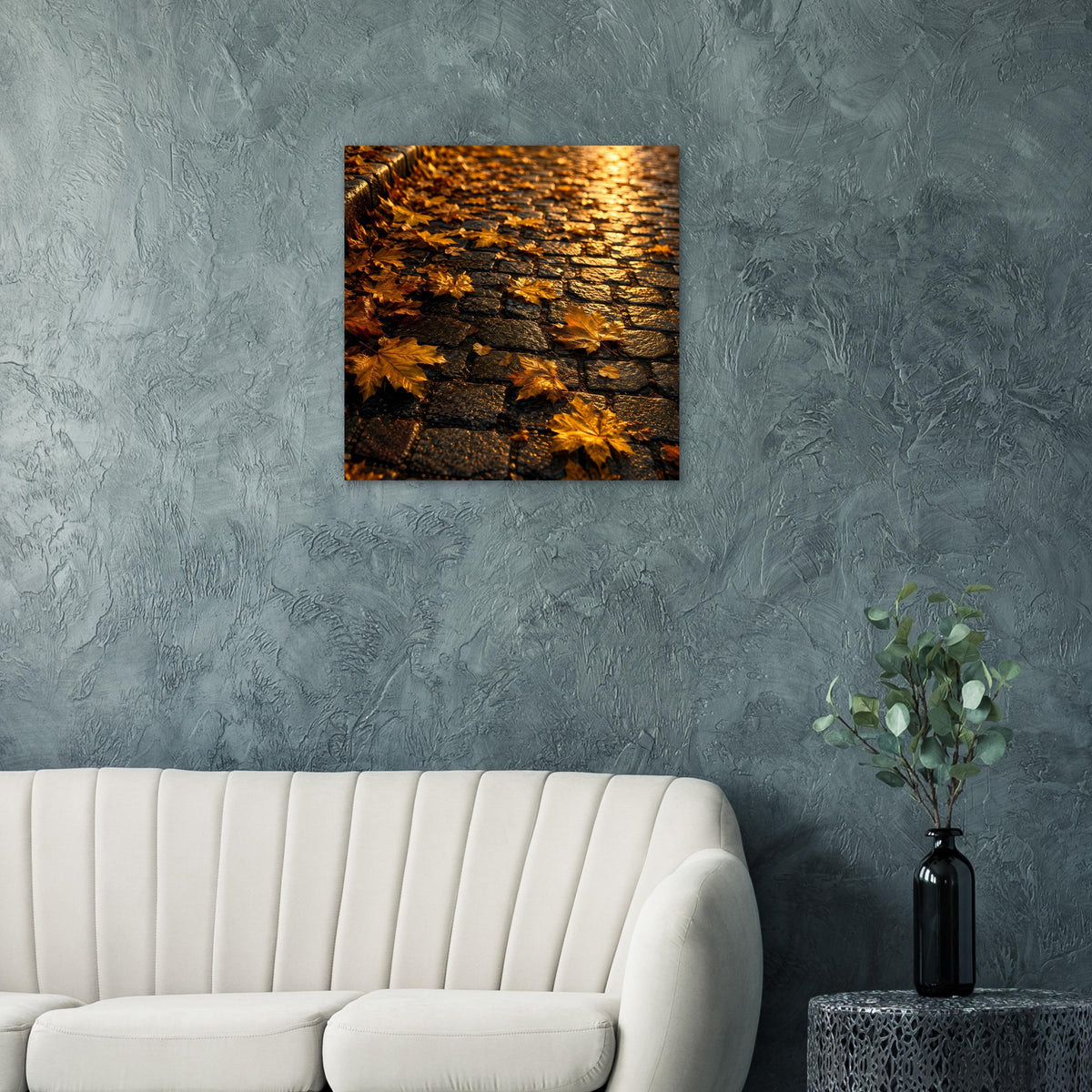Quadratisches Poster mit goldenen Herbstblättern auf dunklem Stein, warmes Lichtmuster