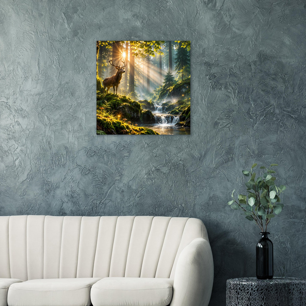 Quadratisches Poster mit Hirsch, Wasserfall und Sonnenstrahlen zwischen hohen Bäumen