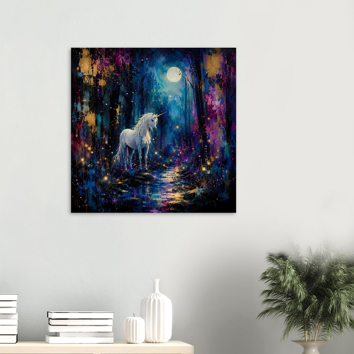 Einhornposter im Querformat: silbernes Einhorn am Waldweg, Mond und leuchtende Punkte
