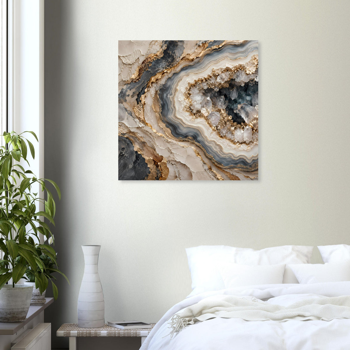 Poster mit geodenartigen Schichten: Creme, Rauchgrau und goldene Glanzpunkte