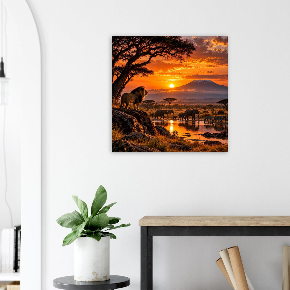 Quadratisches Poster mit Elefantenherde am Fluss bei Sonnenuntergang und großem Baum