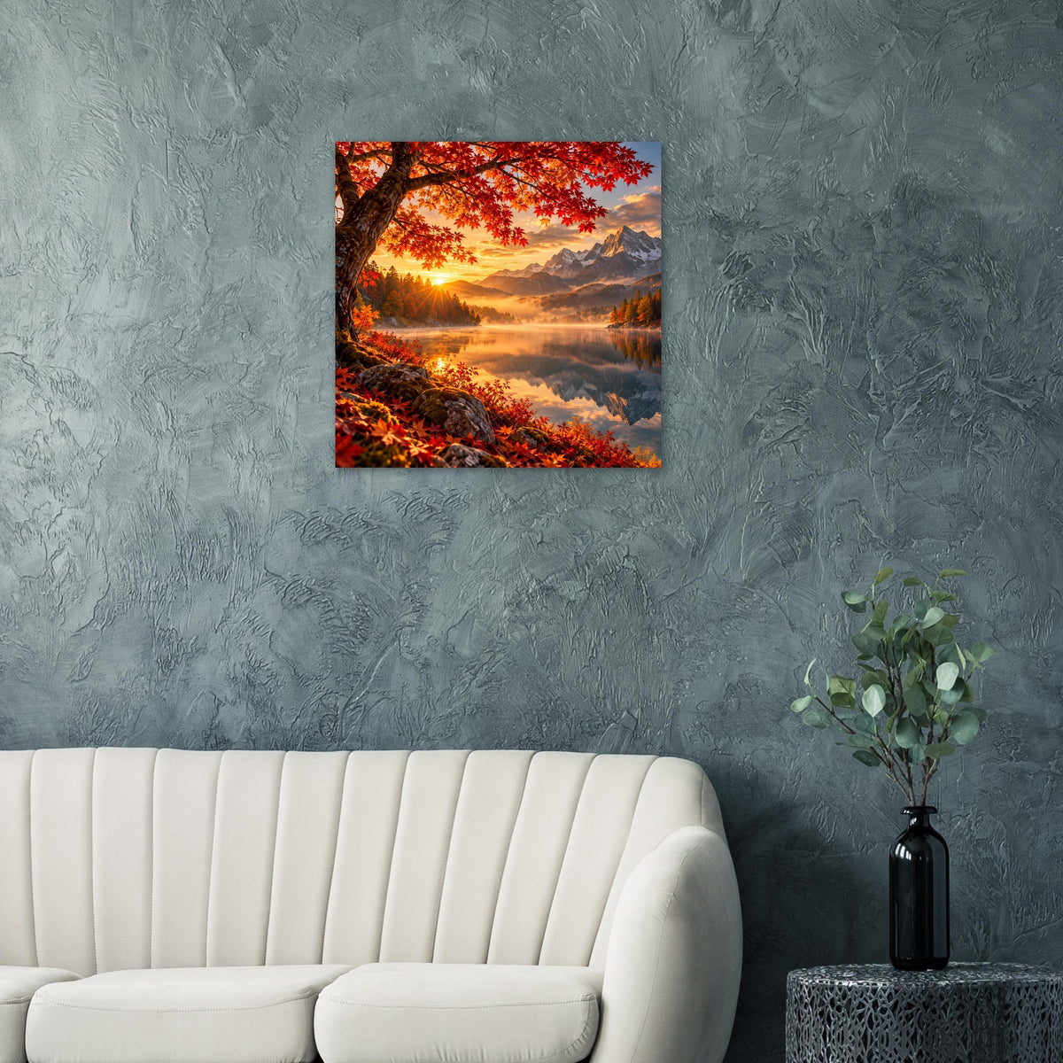 Poster mit Landschaftsmotiv auf grauer Wand: Sonnenaufgang über Gewässer und Hügel