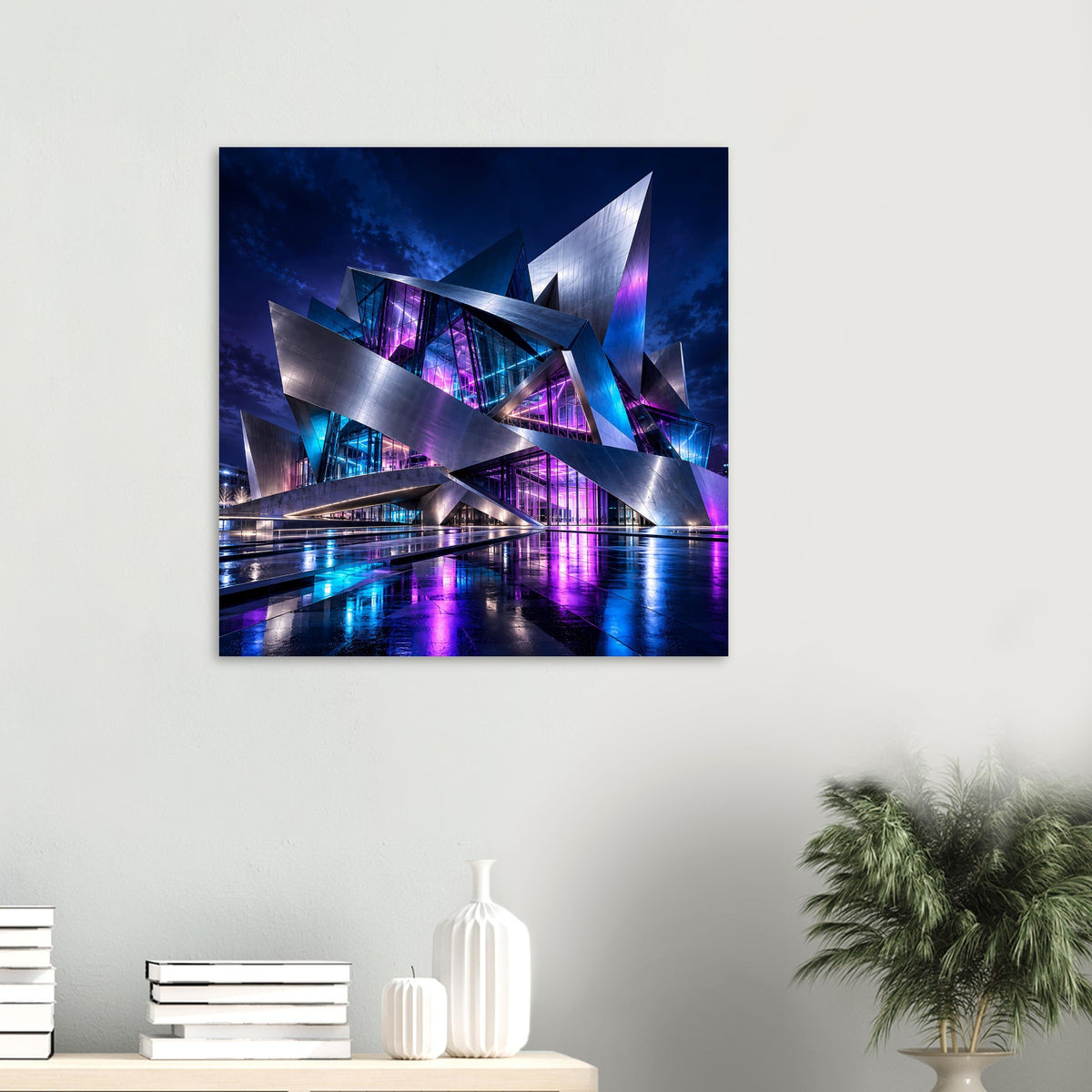 Futuristisches Architekturposter klein an der Wand: futuristische Stahlformen mit pink-blauen Lichtspuren