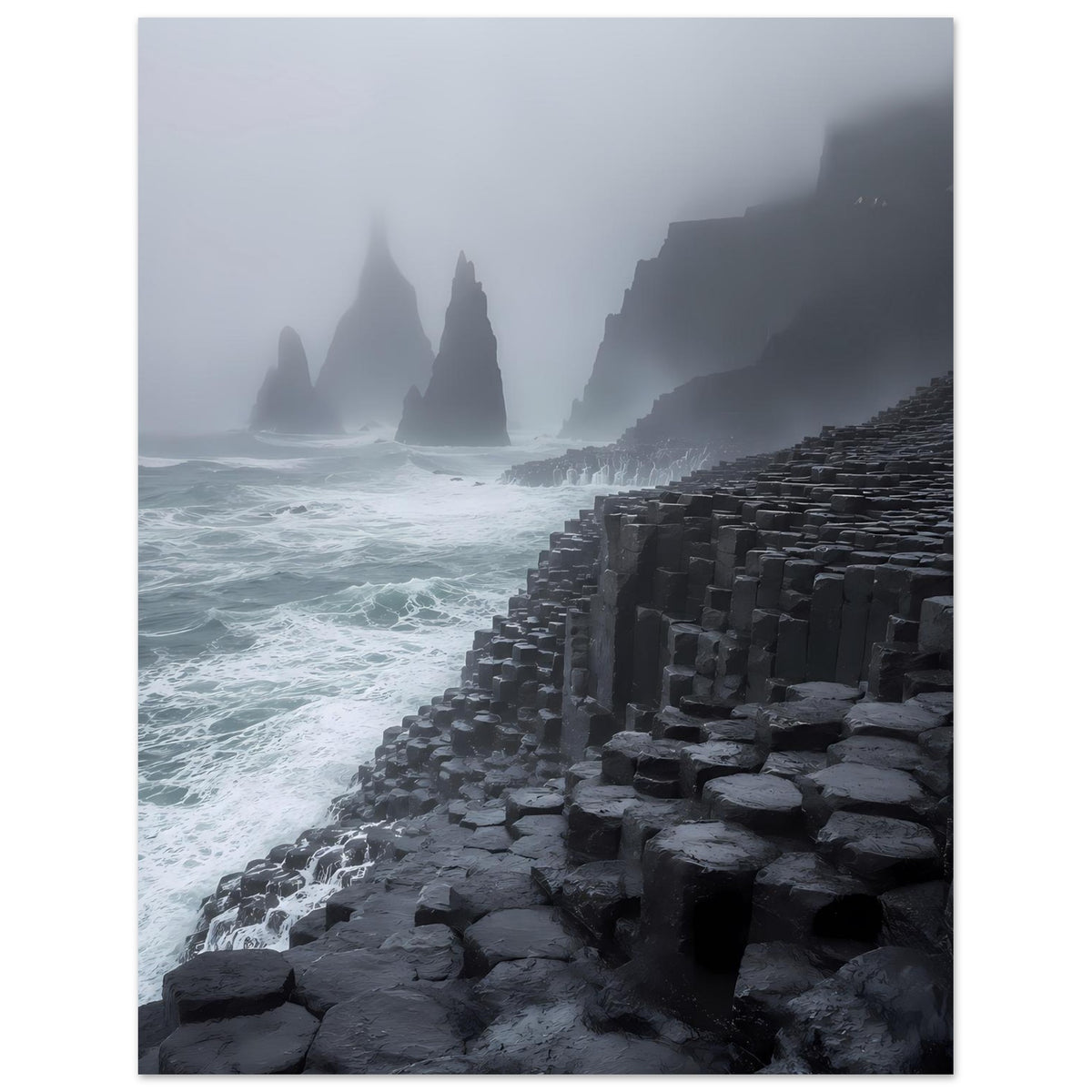 Basalt-Foto-Poster im Hochformat: schwarze Basaltsäulen im Nebel, Wellen an der Küste