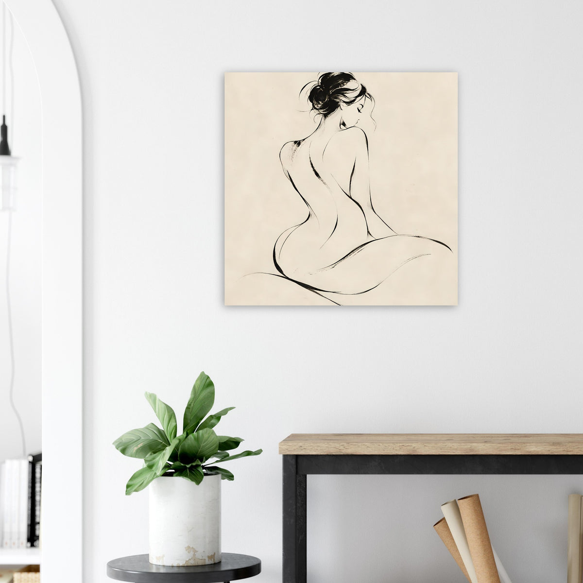 Poster mit sitzendem Frauenakt als schwarze Linienzeichnung auf beigem Papier