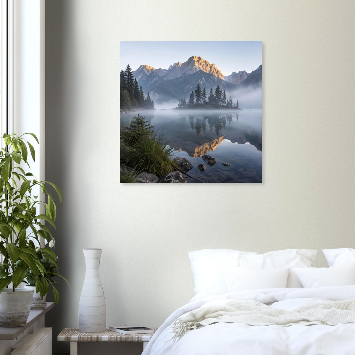 Quadratisches Poster mit Bergsee und Gipfelspiegelung, Morgennebel und Fichten im Bild