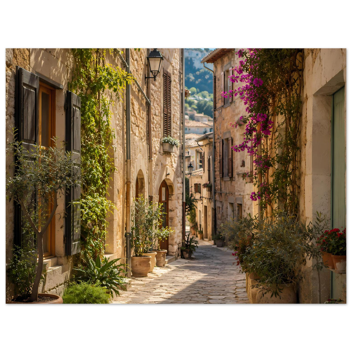 Kunstposter im Querformat: Gasse zwischen Steinhäusern, Grünpflanzen, Kübel und lila Blüten
