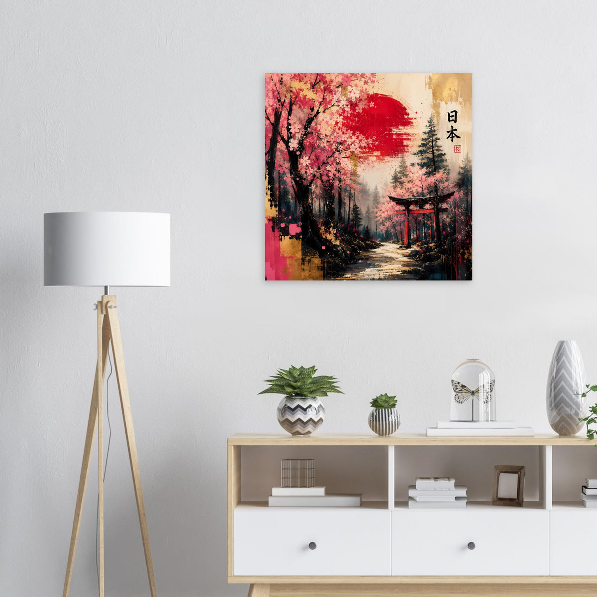 Quadratisches Poster mit Kirschblüten, roter Sonne und japanischem Torii im Wald
