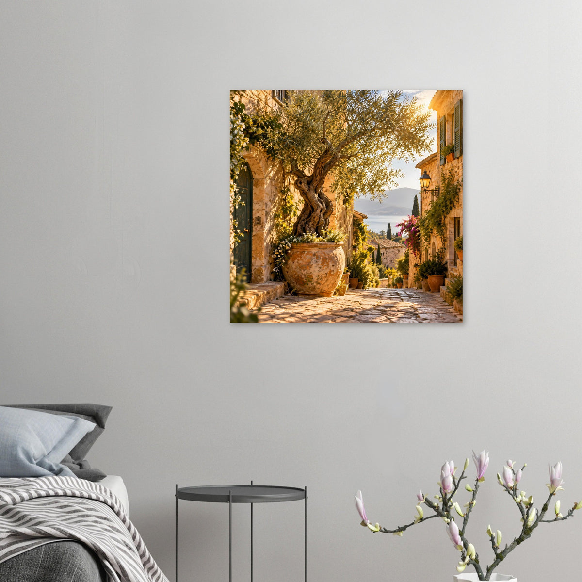 Quadratisches Poster mit Olivenbaum im Topf, mediterraner Gasse und warmem Licht