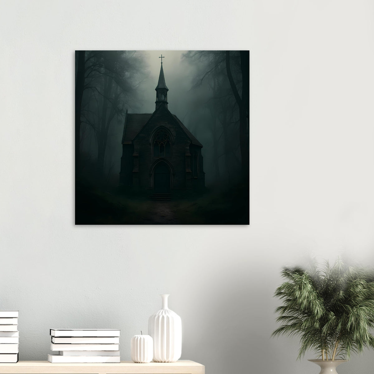 Quadratisches Poster mit Kapelle und Kreuz am Turm, nebliger Wald in dunklen Farben