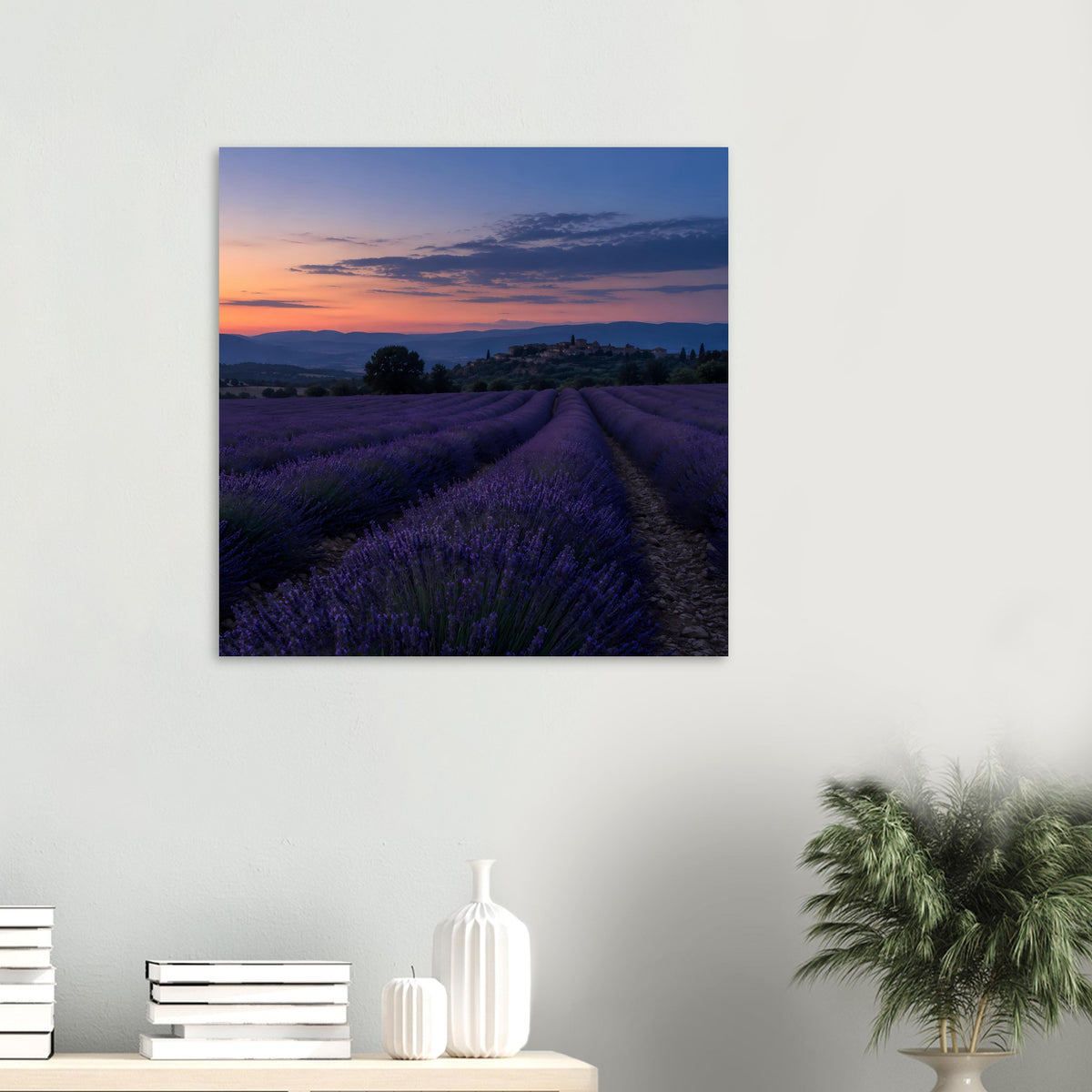 Quadratisches Poster mit Lavendelfeldweg und Sonnenuntergangshimmel, blau-violett und orange