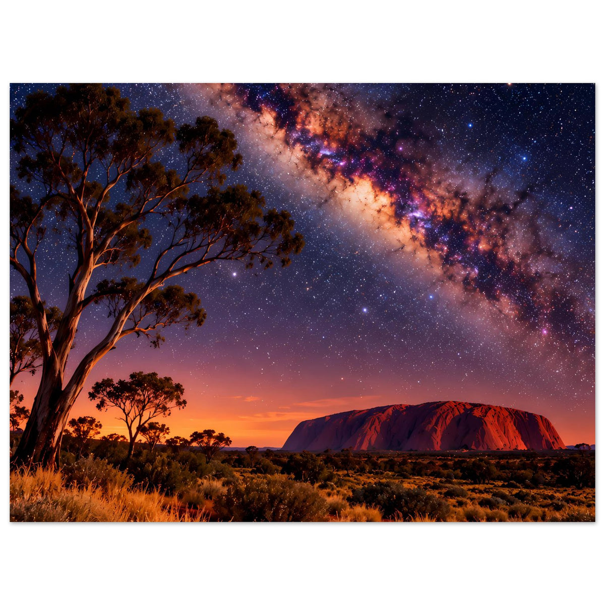 Poster mit Sternenhimmel und Wüstenlandschaft, links hohe Bäume, roter Felsmonolith in der Mitte