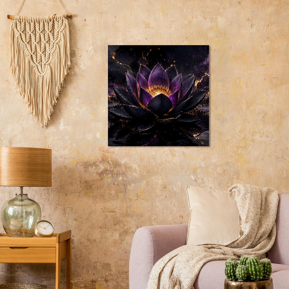 Lotusblüten-Poster mit violetter Blüte, goldener Lichtspur und dunklen Blütenblättern.