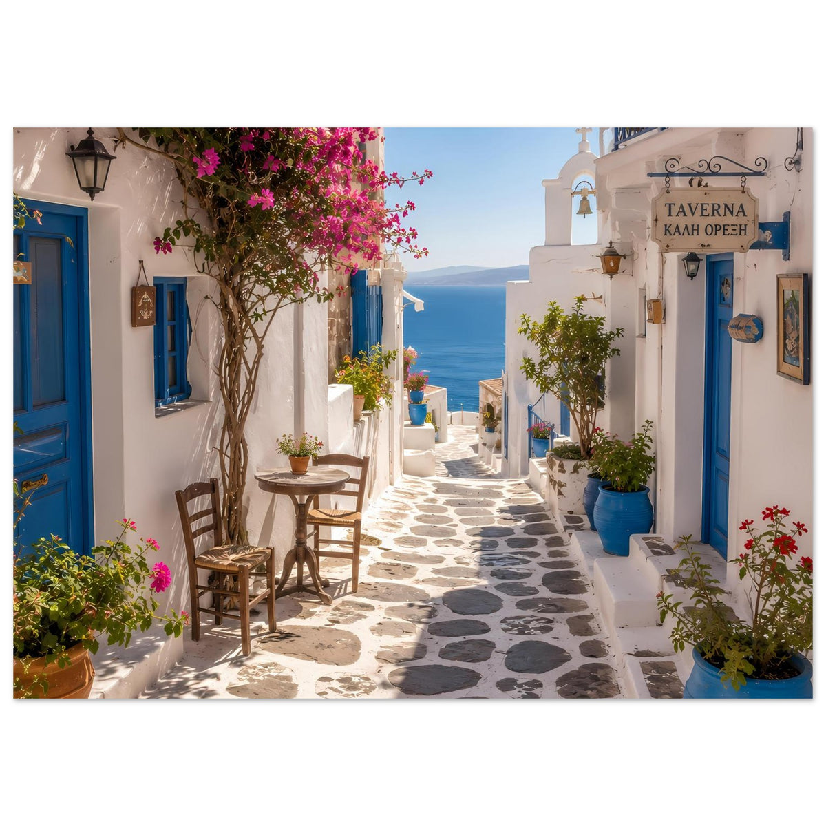 Mediterranes Poster: Pflastergasse zwischen weißen Häusern, blaue Akzente und pinke Blüten