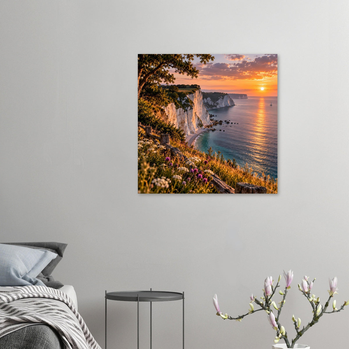 Quadratisches Poster mit Kreidefelsen, blühendem Hang und Sonnenuntergang über dem Meer