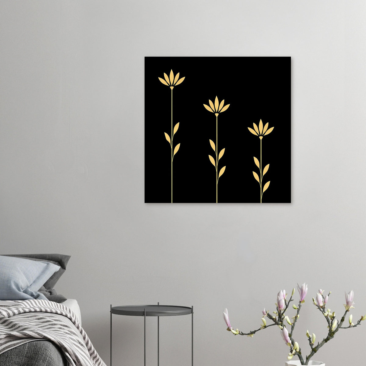 Quadratisches Mini-Poster mit drei goldenen Blumenstielen auf schwarzem Hintergrund