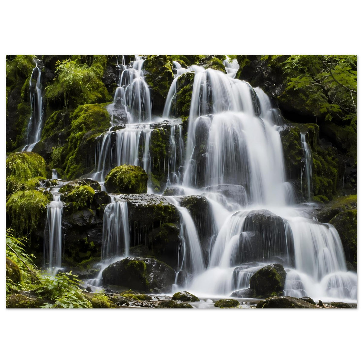 Horizontales Wasserfall-Poster mit breitem Kaskadenblick über Moosfelsen und schäumendem Wasser