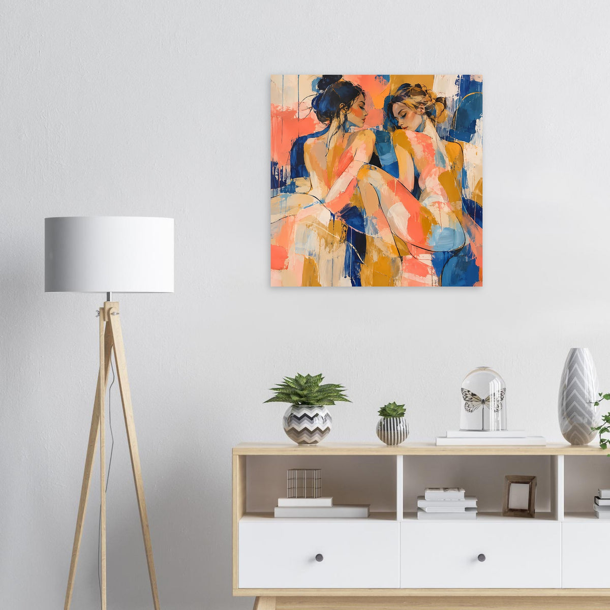 Quadratisches Kunstposter mit abstraktem Figurenpaar in Blau und Koralle