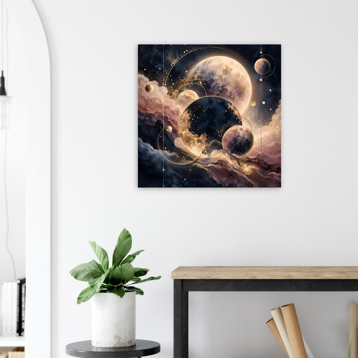 Planetposter mit schwarzem Rahmen: leuchtender Mond, dunkle Planeten und Sternenstaub
