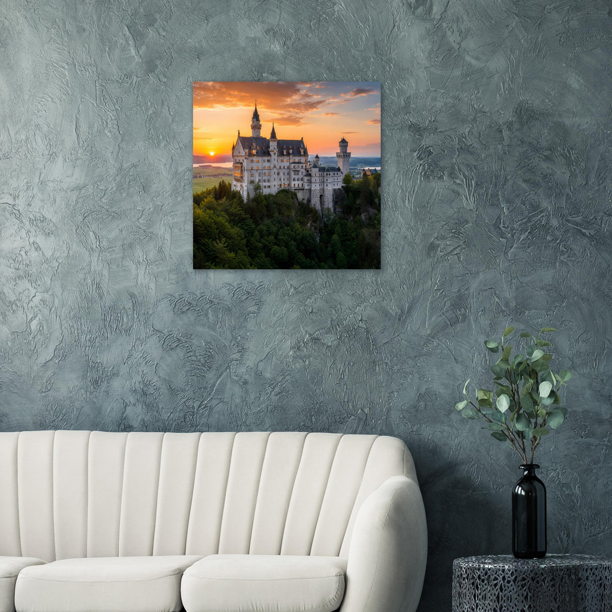 Poster mit Schloss am Sonnenuntergangshimmel über dichtem Grün, quadratisch.