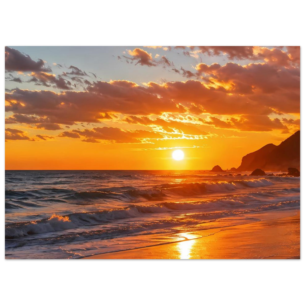 Querformat-Poster mit Sonnenuntergang am Strand: orangefarbenes Meer, Wellen und flach auslaufende Brandung.