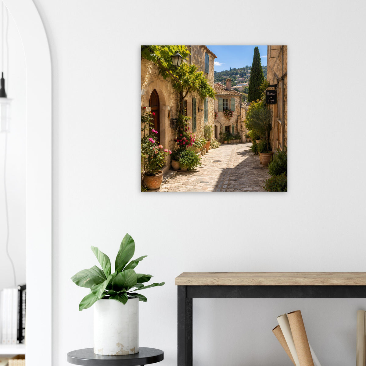 Poster im Rahmen: sonnige Straße zwischen Natursteinhäusern mit blühenden Blumen