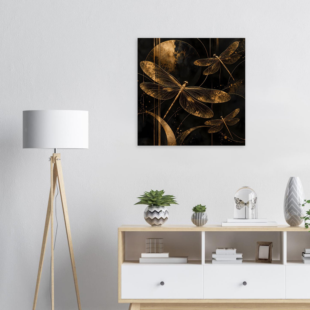 Quadratisches Poster mit goldenen Libellen auf dunklem Hintergrund.