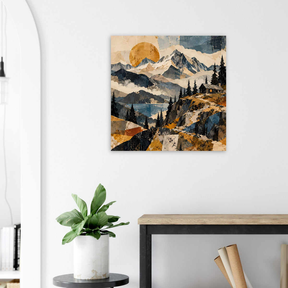 Naturposter mit Berggipfeln und Tannenwald, gerahmt an heller Wand