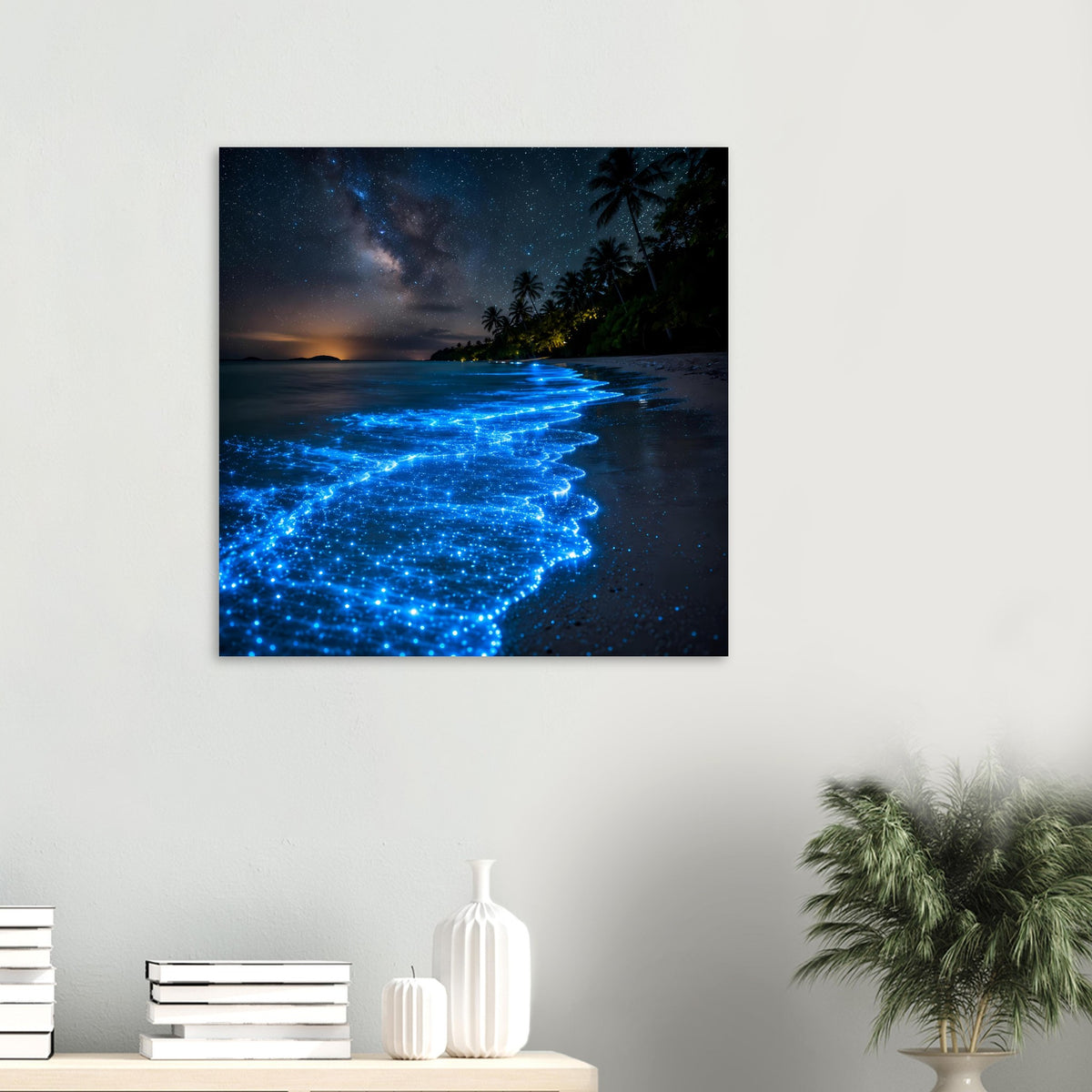 Meeresposter: leuchtende blaue Biolumineszenz-Wellen am Strand bei Nacht, quadratisch