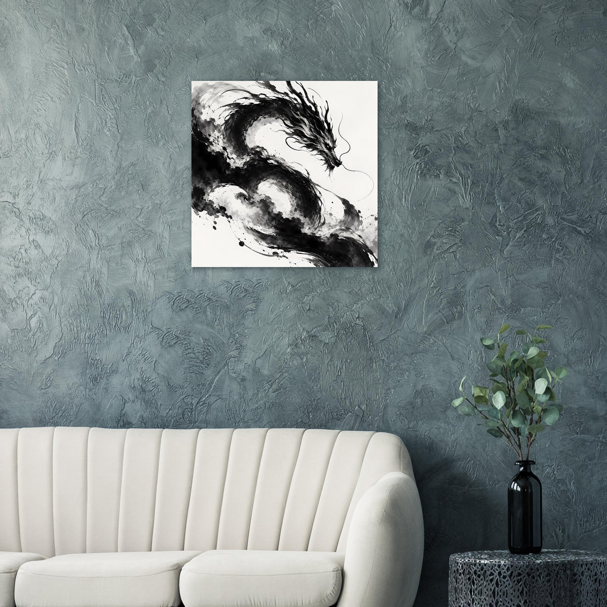 Schwarzweiß-Drachenkunst-Poster im weißen Rahmen, über grauem Sofa platziert