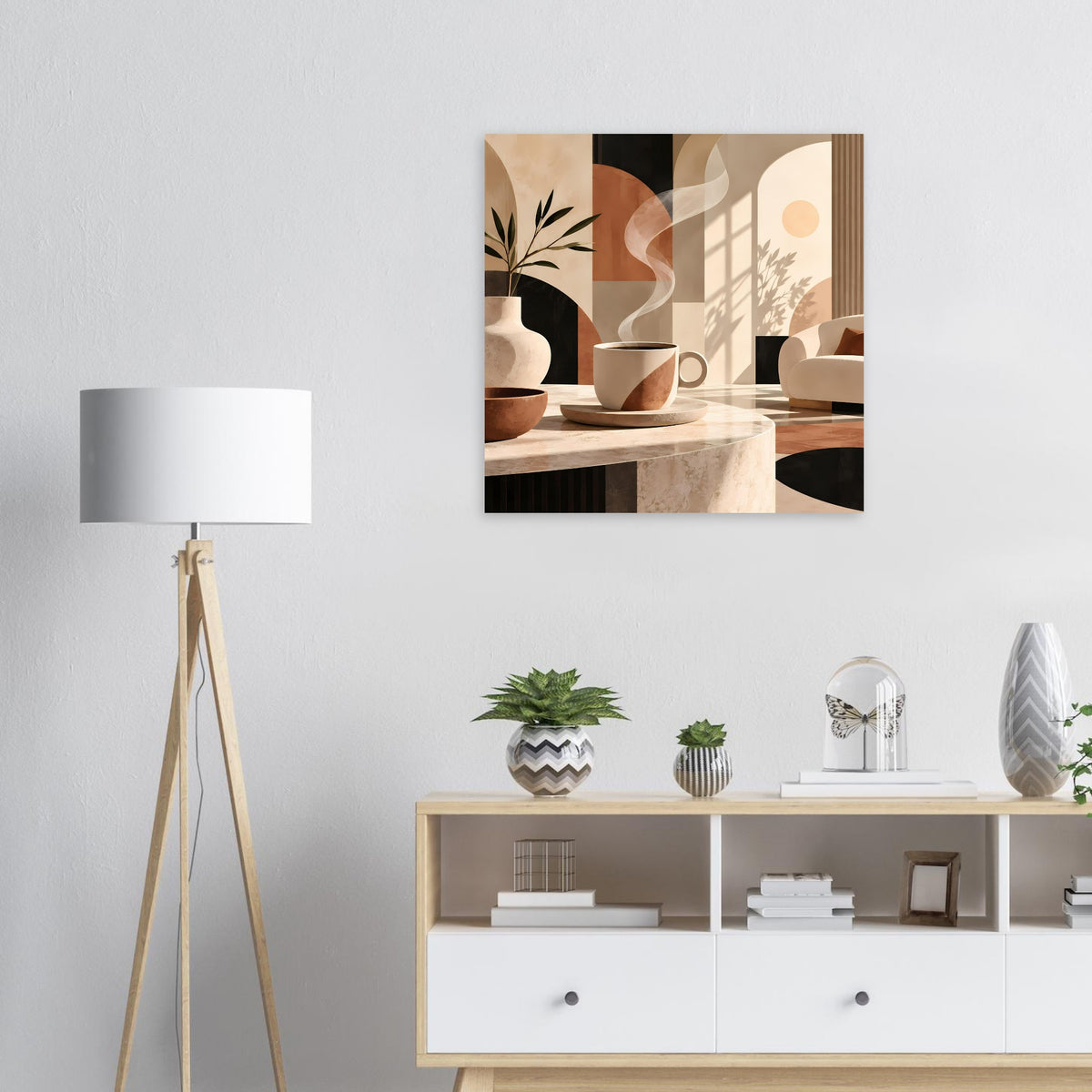Wandposter mit warmen Erdtönen: Tassen, Vase und abstrakte Formen vor Sonnenlicht