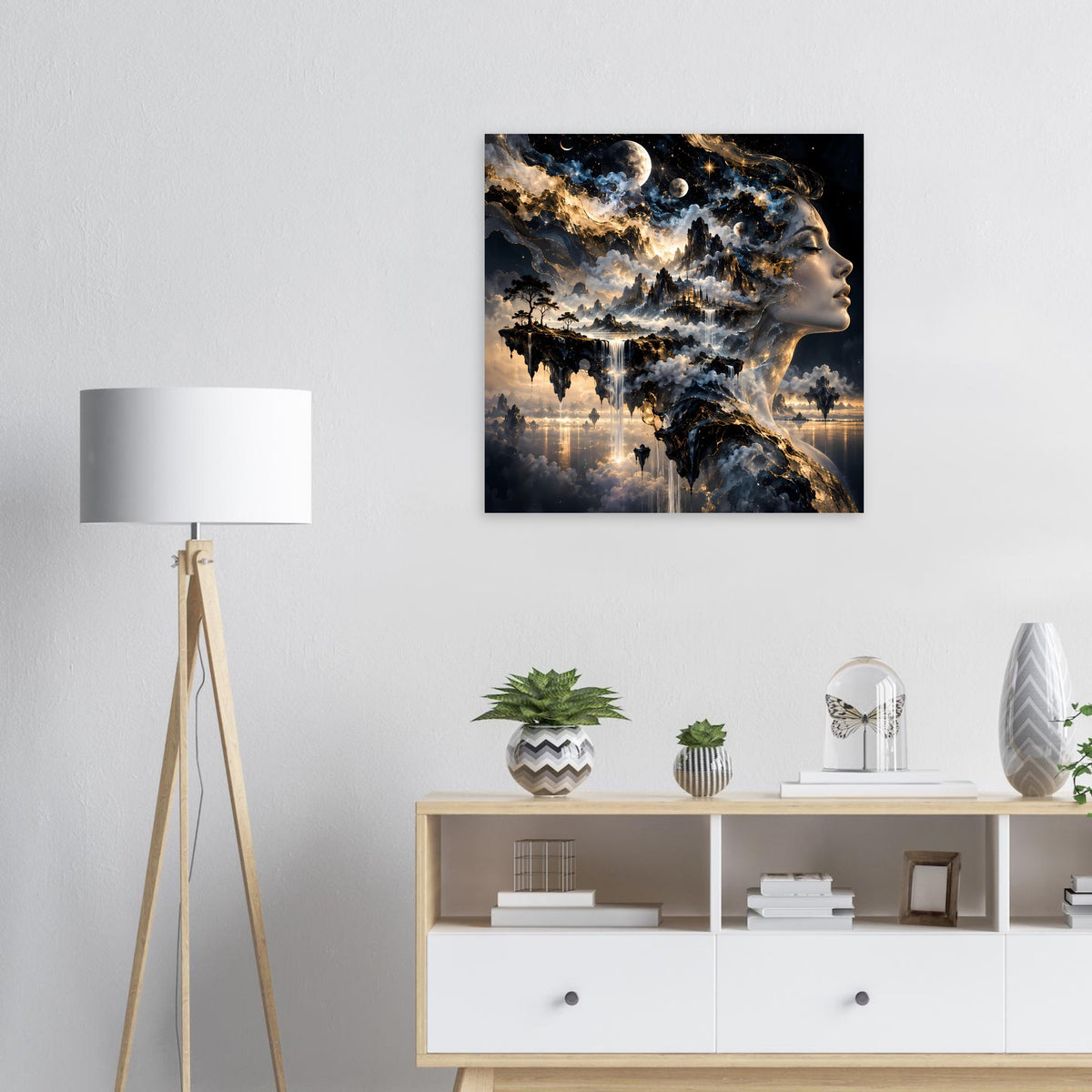 Gerahmtes Kunstposter mit dunkler Sternen- und Wolkenlandschaft, Porträt einer Frau im Profil