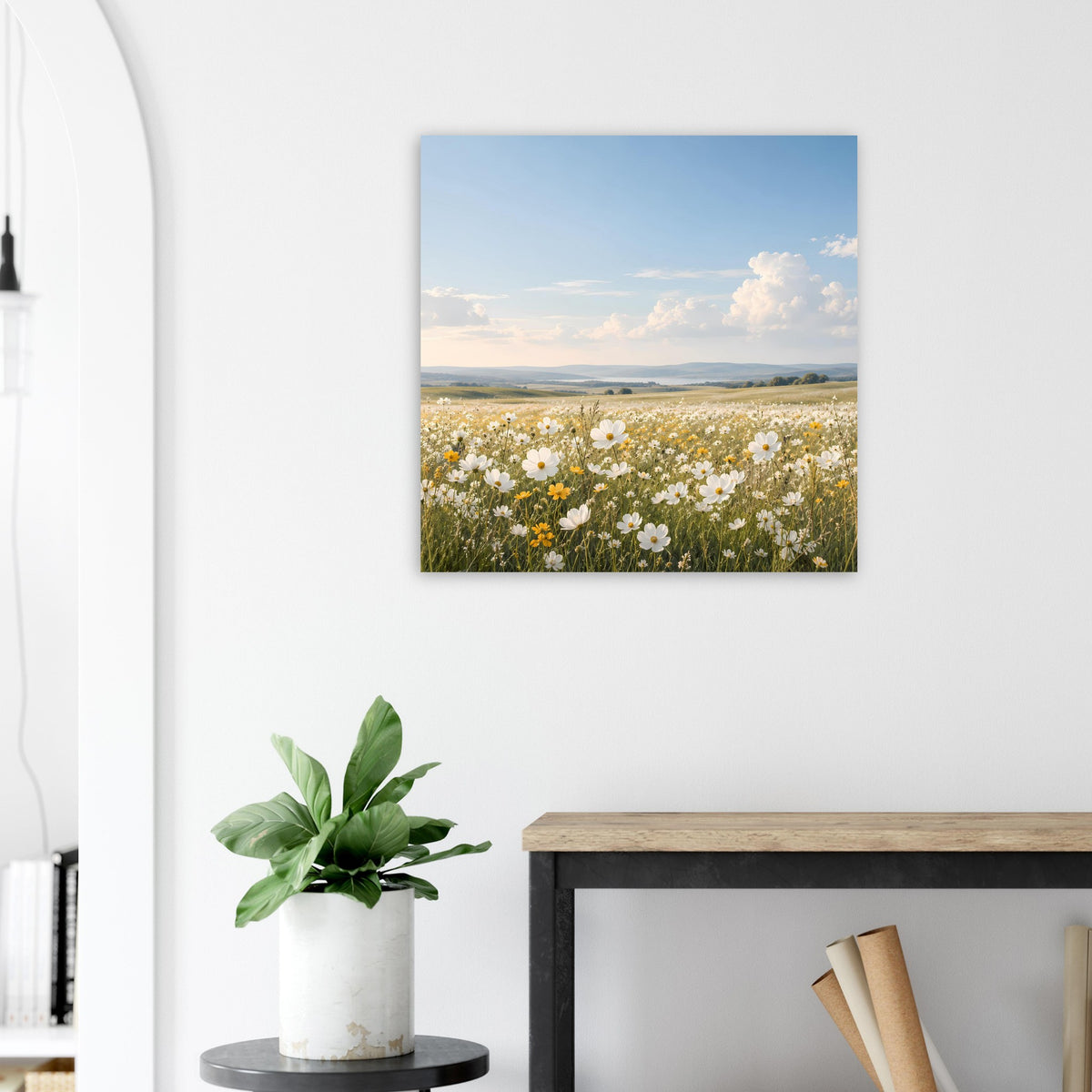 Wildblumenwiesen-Poster mit Blumenfeld, Landschaftshorizont und wolkenverhangenem Himmel