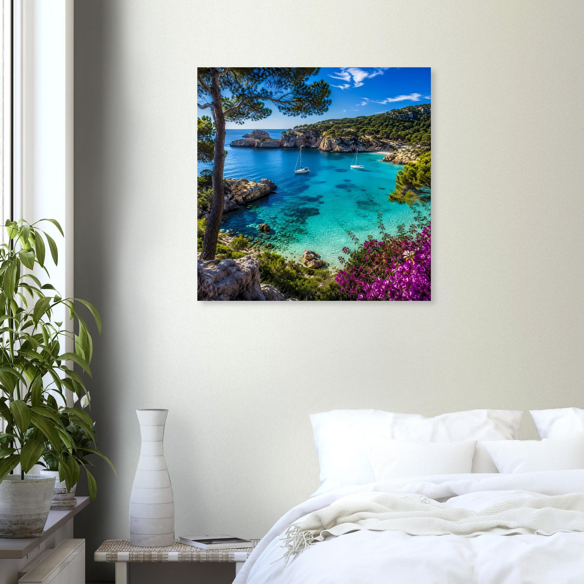 Quadratisches Poster mit Küstenblick, türkisblauer Bucht, Booten und violetten Blüten