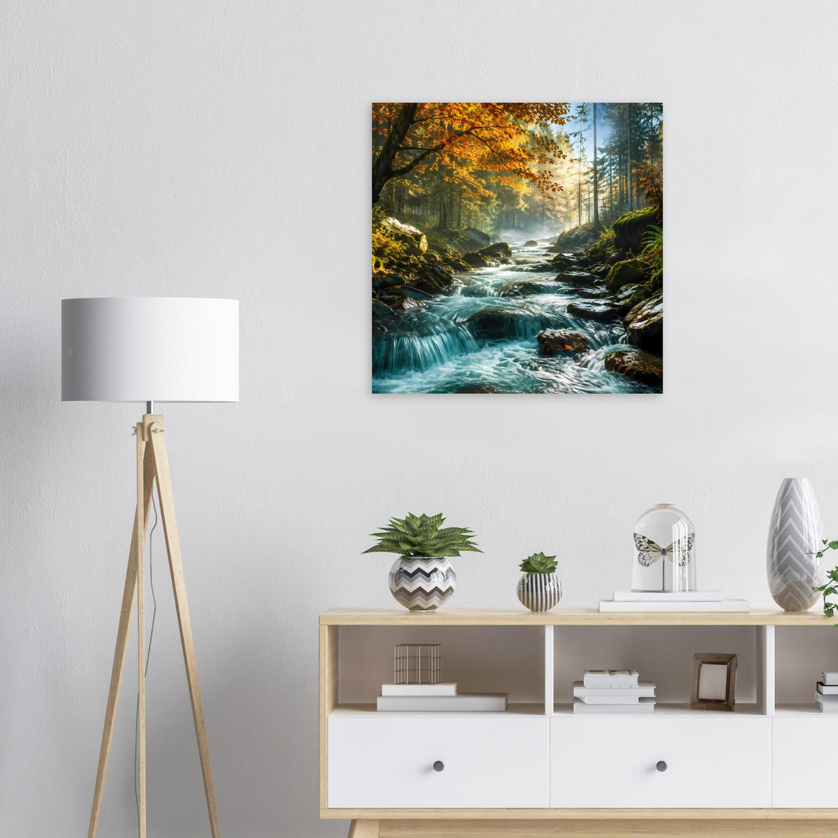 Quadratisches Poster: Waldfluss mit Wasserfällen, orangefarbenen Bäumen und tiefem Grün